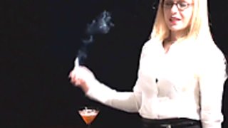 Seksi pirang merokok