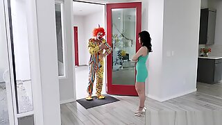 Nadržení klaun překvapí žhavou maminku narozeninovým sexem