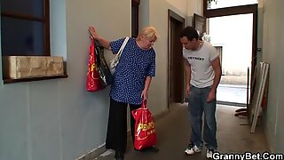 Ung kille hjälper gammal mormor