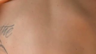 Lélegzetelállító hottie Savannah Snow vetkőzés csábítóan az ébresztő szóló pornó klipben