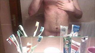 Masturbación im badezimmer (en el baño)